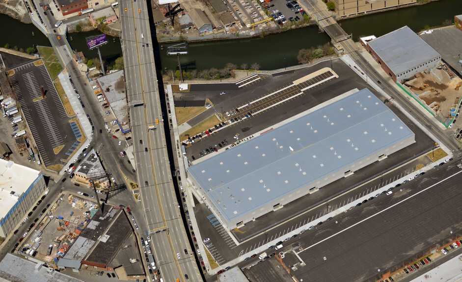 FedEx Long Island City - Exterior photo of Roof