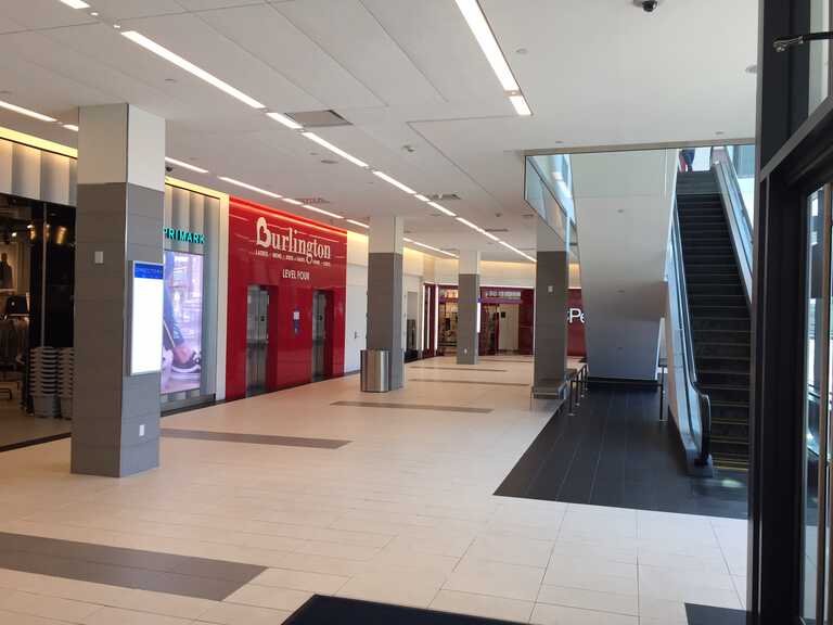 Kings Plaza - Interior photo of lobby